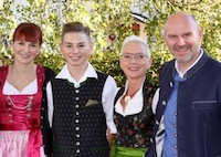 Günter Zellner mit Ehepartnerin und seinen beiden Kindern