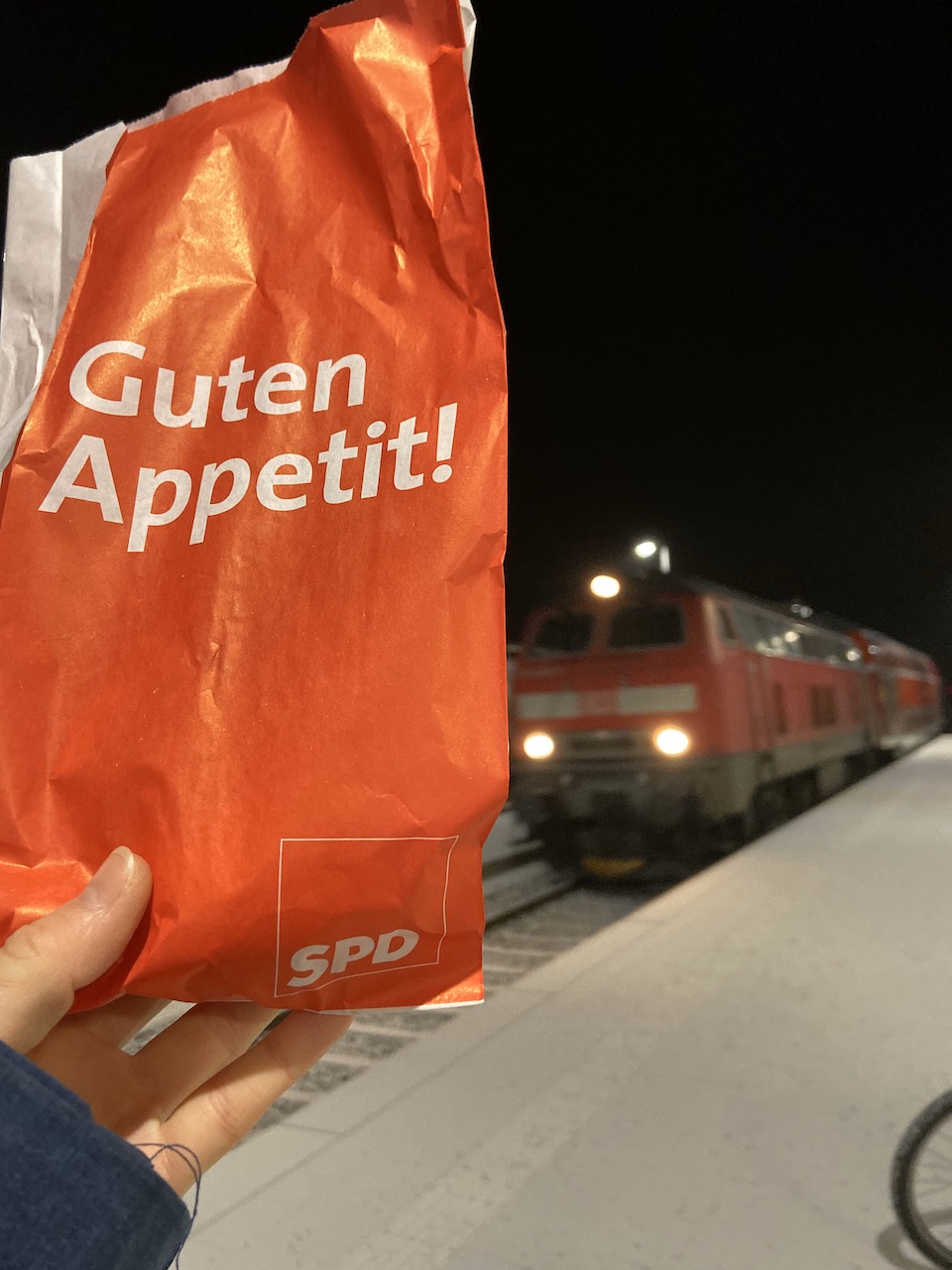 Die Frühpenpler am Töginger bahnhof werden überrascht