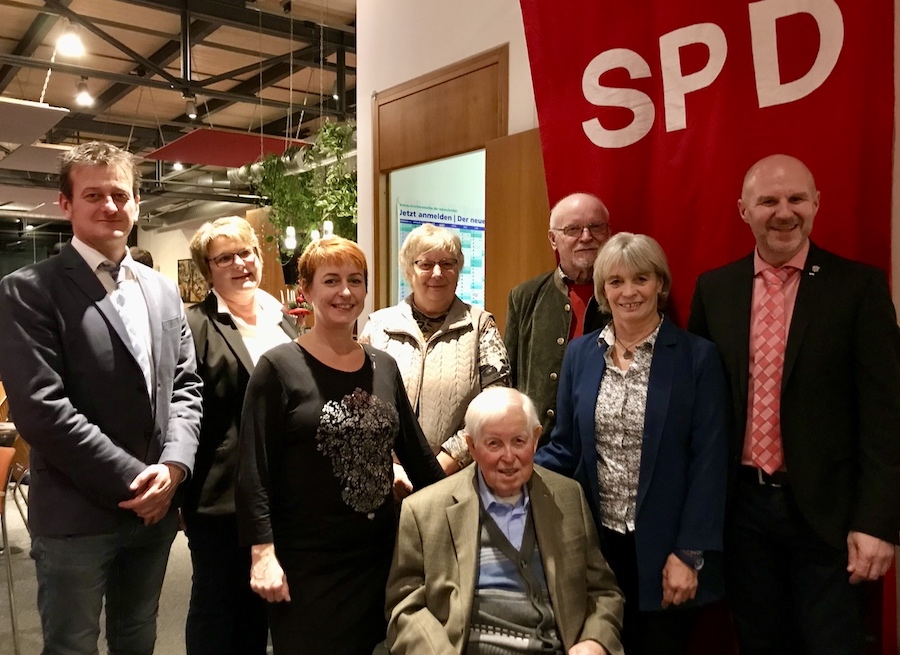 Foto von links: Ortsvorsitzender Marco Harrer, Gaby Ortinger, Katrin Franzke, sitzend: Eduard Burgstaller, Heidrun Hörl, Andreas Hörl, Ortsvorsitzende Birgit Noske, 3. Bürgermeister Günter Zellner 